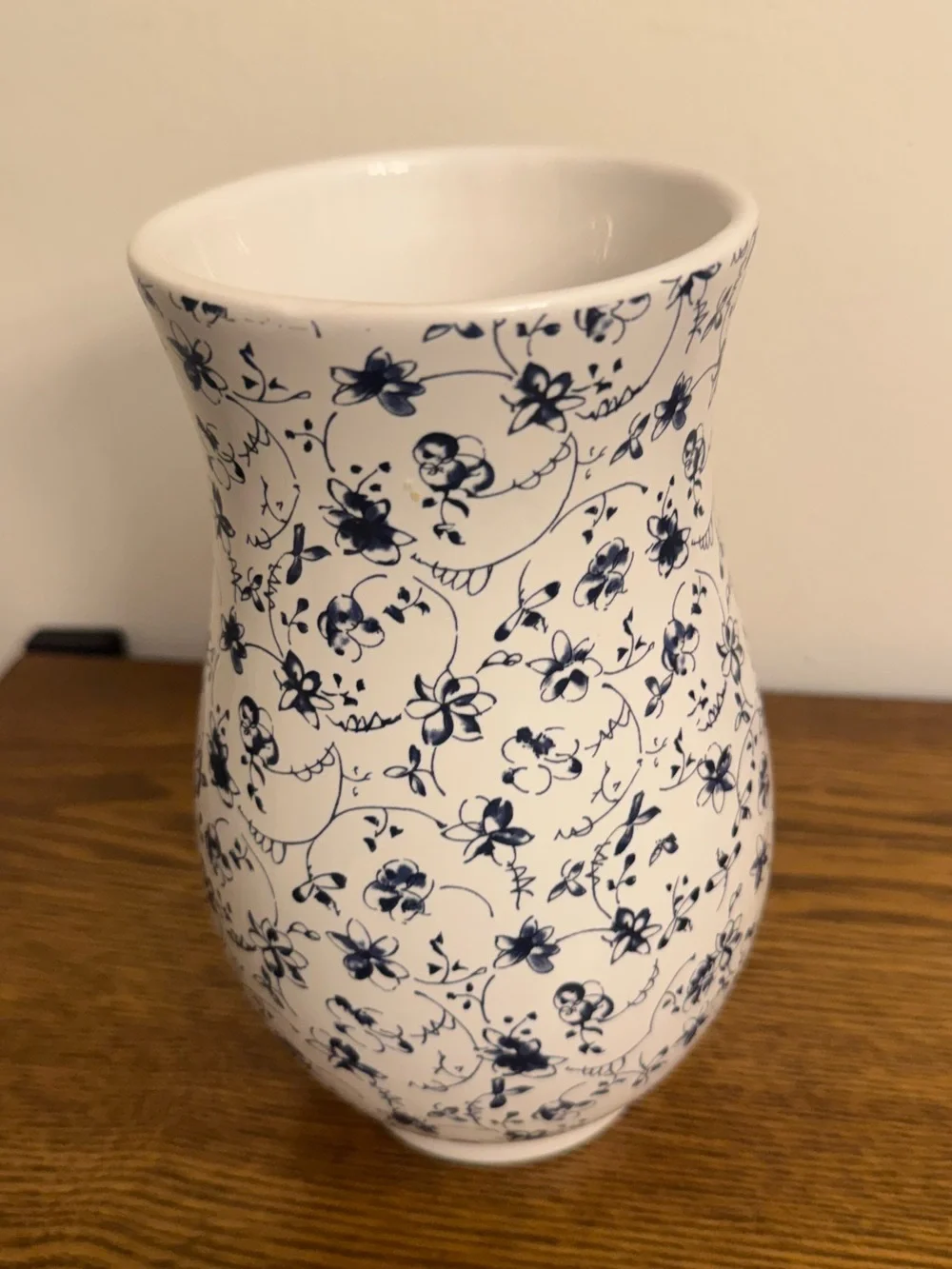Vintage Style Navy Blue & White Floral Ceramic Vase - 7.5” EUC